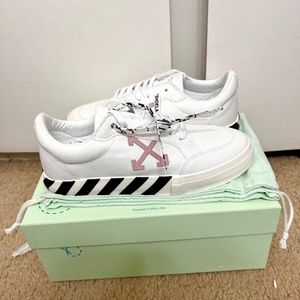 Off-white vulcanized canvas sneaker